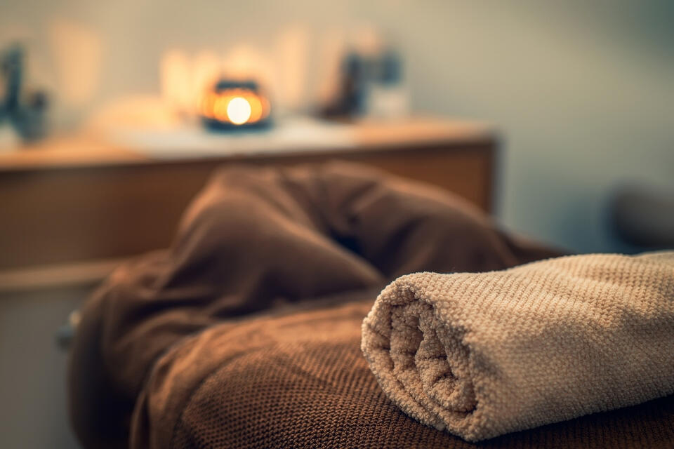 Drainage lymphatique à domicile à Bordeaux et ses alentours Table de massage avec des serviettes dessus